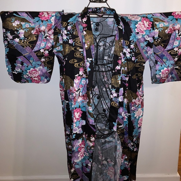 Sakuri Shoji Co LTD Other - Beautiful Black Floral 100% Cotton Kimono Robe 54"